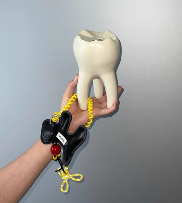 Interesante jarrón con forma de diente que se puede utilizar para arreglos florales como portavelas o para el hogar