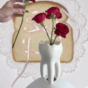 Interesante jarrón con forma de diente que se puede utilizar para arreglos florales como portavelas o para el hogar