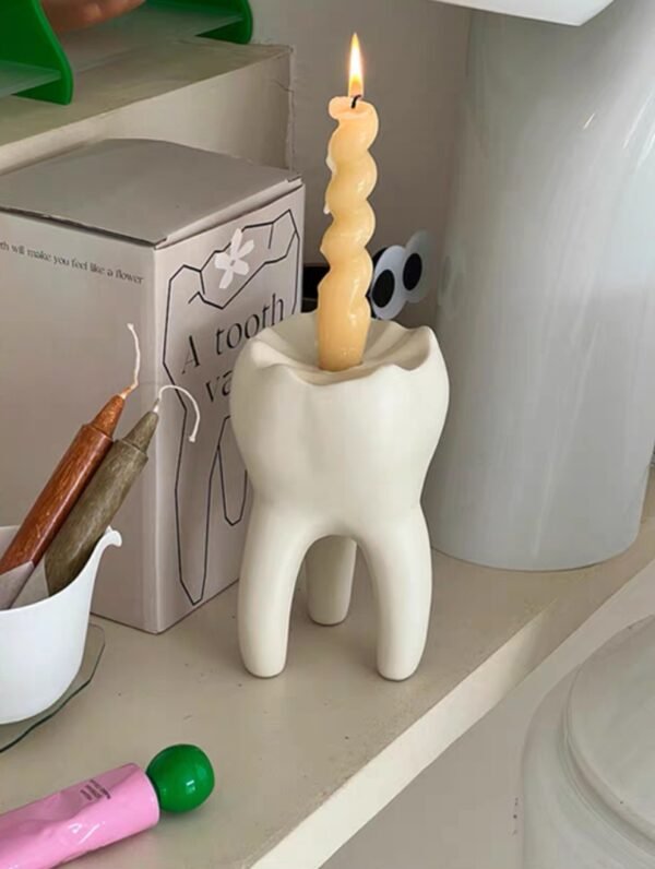 Interesante jarrón con forma de diente que se puede utilizar para arreglos florales como portavelas o para el hogar