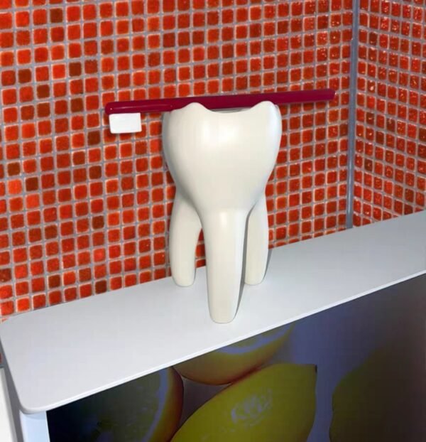 Interesante jarrón con forma de diente que se puede utilizar para arreglos florales como portavelas o para el hogar