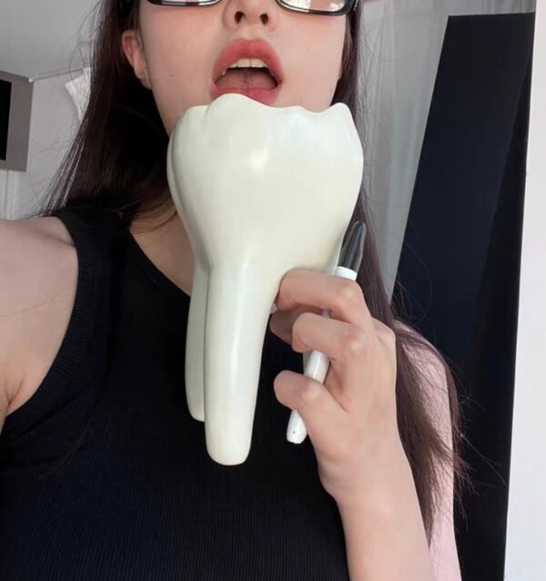 Interesante jarrón con forma de diente que se puede utilizar para arreglos florales como portavelas o para el hogar