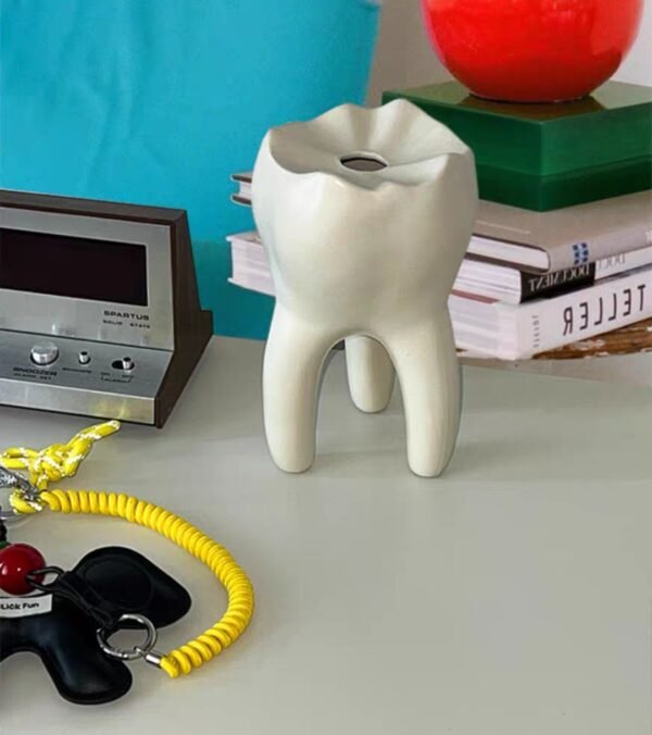 Interesante jarrón con forma de diente que se puede utilizar para arreglos florales como portavelas o para el hogar