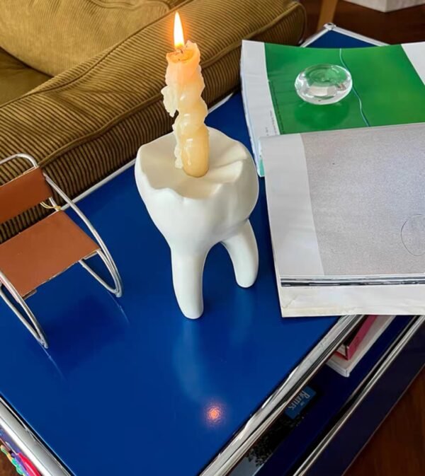 Interesante jarrón con forma de diente que se puede utilizar para arreglos florales como portavelas o para el hogar