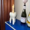 Interesante jarrón con forma de diente que se puede utilizar para arreglos florales como portavelas o para el hogar