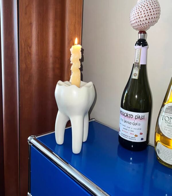 Interesante jarrón con forma de diente que se puede utilizar para arreglos florales como portavelas o para el hogar