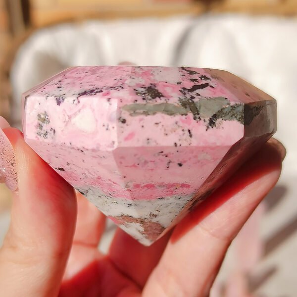 Rhodochrosite Diamond-shaped Peru Creamy pink Natural crystals Minerals Clusters of specimens Souvenirs Gifts for couples and friends Gifts for family