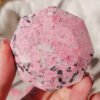 Rhodochrosite Diamond-shaped Peru Creamy pink Natural crystals Minerals Clusters of specimens Souvenirs Gifts for couples and friends Gifts for family