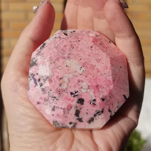 Rhodochrosite Diamond-shaped Peru Creamy pink Natural crystals Minerals Clusters of specimens Souvenirs Gifts for couples and friends Gifts for family