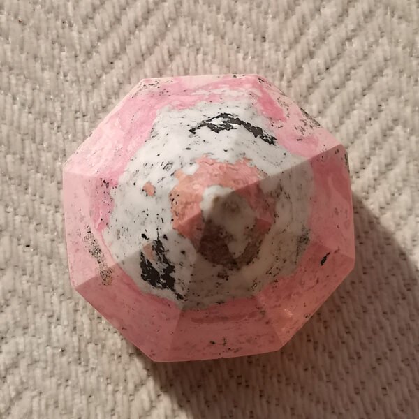 Rhodochrosite Diamond-shaped Peru Creamy pink Natural crystals Minerals Clusters of specimens Souvenirs Gifts for couples and friends Gifts for family