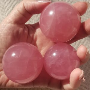 马达加斯加超级粉水晶球1 Esfera de cuarzo rosa natural bola pulida a mano 40–45 mm AAA+ Asterismo de 6 rayosBola de adivinación curativa de cristal Energía cristalina Regalos para parejas regalos para la familia 1 pieza
