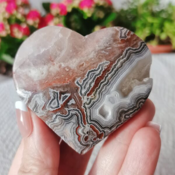 Crazy White Mexican Agate Hearts with Geode (Advanced Agatization) Mexican Agate Crystal Heart Carving Stone of Happiness Healing Crystal Energy Crystal Healing Home Decor Gifts for Couples Friend Family Gifts