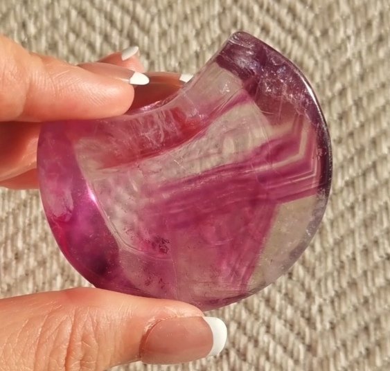 Half-moon shaped fluorite bowl Hand-carved crystal altar decoration Crystal violet fluorite flower cup Home decoration Gifts for couples Gifts for friends Gifts for family