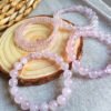 Pulsera de cuarzo rosa de Madagascar-Tono rosa lavanda-Acabado translúcido-Chakra del Corazón-Regalos para parejas amigo familia