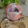 Bola de ágata rosa natural con geoda brillante · Esfera decorativa con base metálica · Crystal home decor y colección