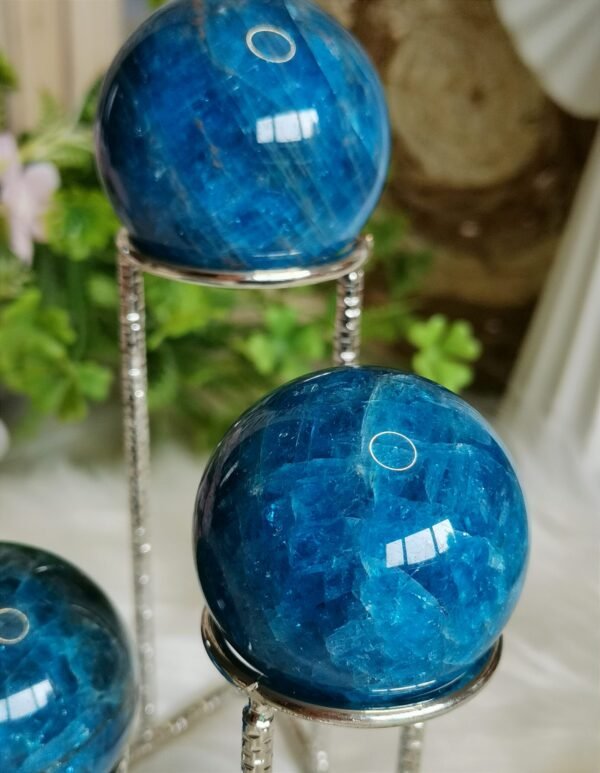 Esfera de Apatita Azul Natural con Brillo Intenso · Blue Apatite Sphere · Decoración Hogar Meditación Chakra Garganta Colección