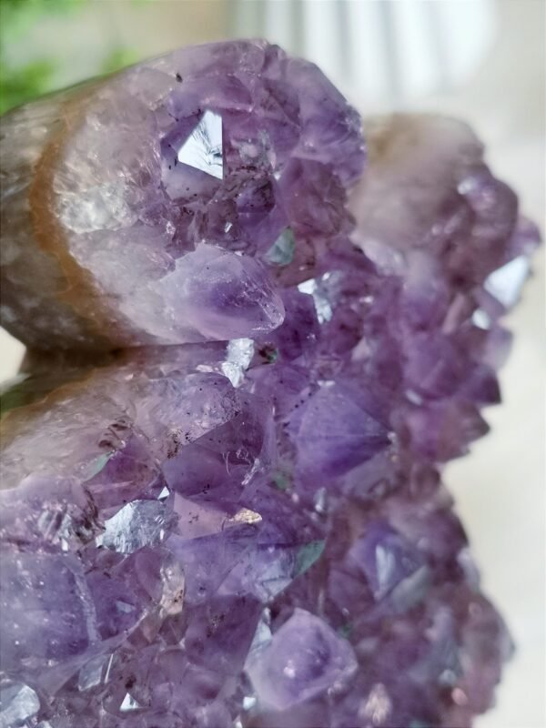 Ángel de ágata con drusa de amatista natural – Decoración espiritual, pieza de colección