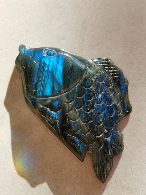 Pez tallado en labradorita natural