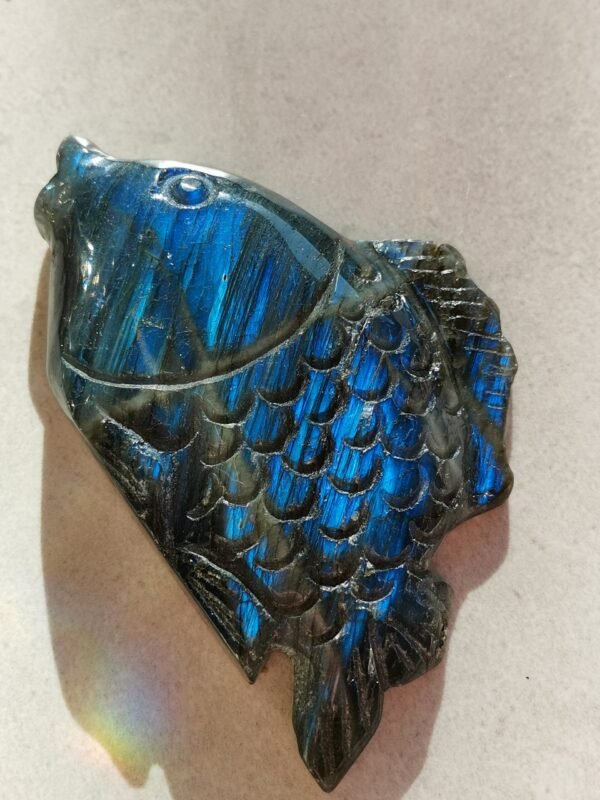 Pez tallado en labradorita natural