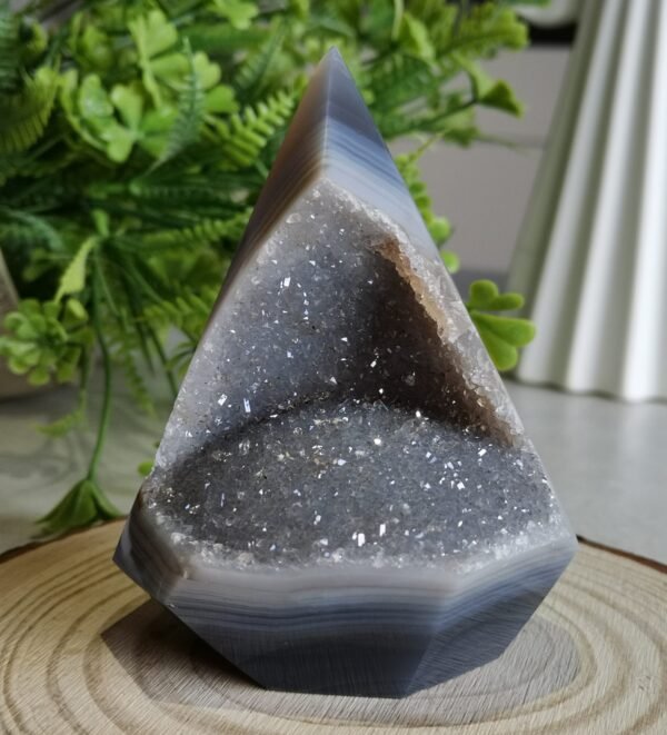 Natural quartz pyramid with geode · Home decoration · Meditation and healing crystal