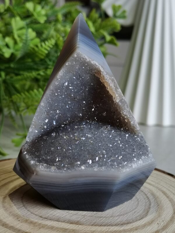 Natural quartz pyramid with geode · Home decoration · Meditation and healing crystal
