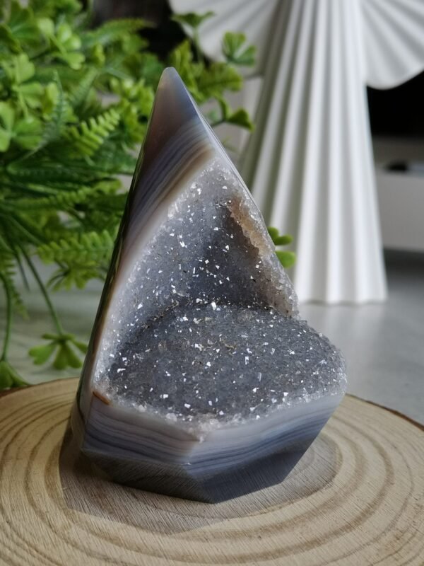 Natural quartz pyramid with geode · Home decoration · Meditation and healing crystal