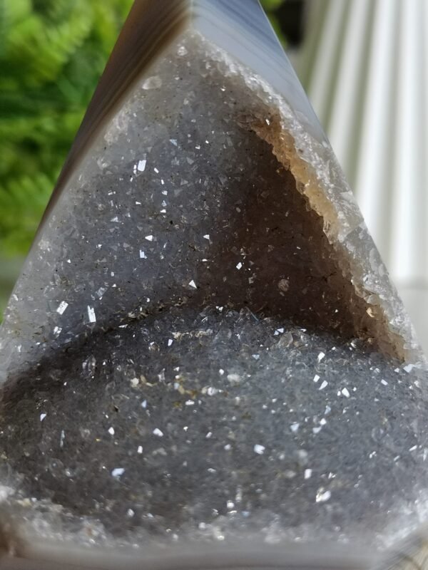 Natural quartz pyramid with geode · Home decoration · Meditation and healing crystal