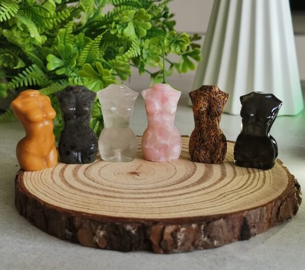 Figura femenina-Cuarzo Blanco Figura de Yooperlita fluorescente modelo femenino