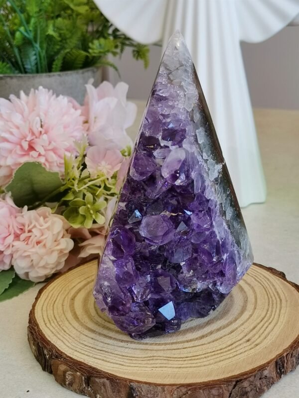 Natural amethyst in a pyramid shape - Six-sided solid