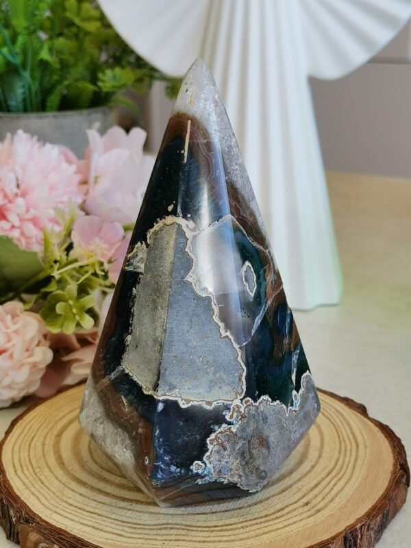 Natural amethyst in a pyramid shape - Six-sided solid