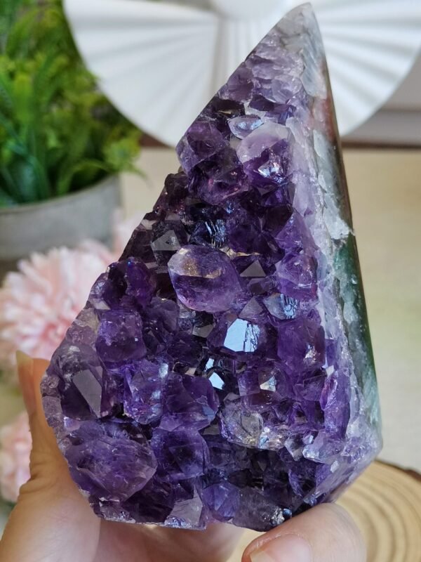 Natural amethyst in a pyramid shape - Six-sided solid