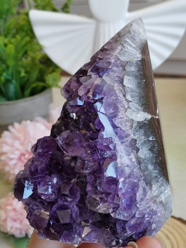 Natural amethyst in a pyramid shape - Six-sided solid