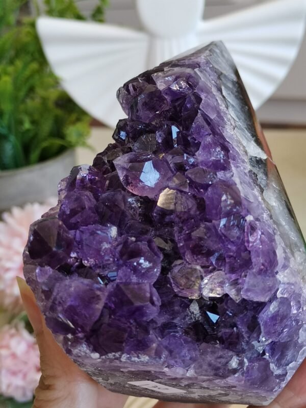 Natural amethyst in a pyramid shape - Six-sided solid