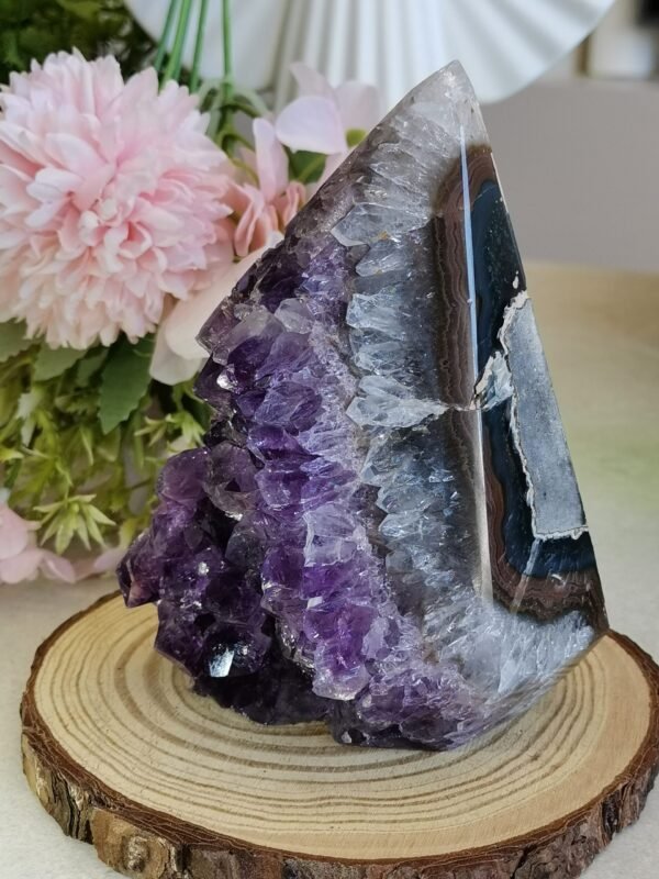 Natural amethyst in a pyramid shape - Six-sided solid