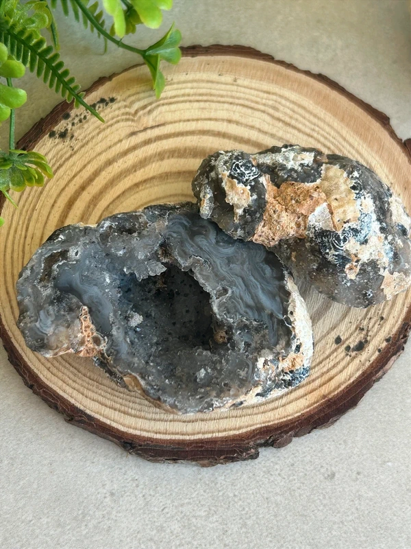 Geoda de ágata bandeada con cristales naturales