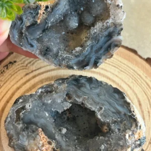 Geoda de ágata bandeada con cristales naturales
