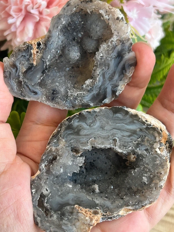 Geoda de ágata bandeada con cristales naturales