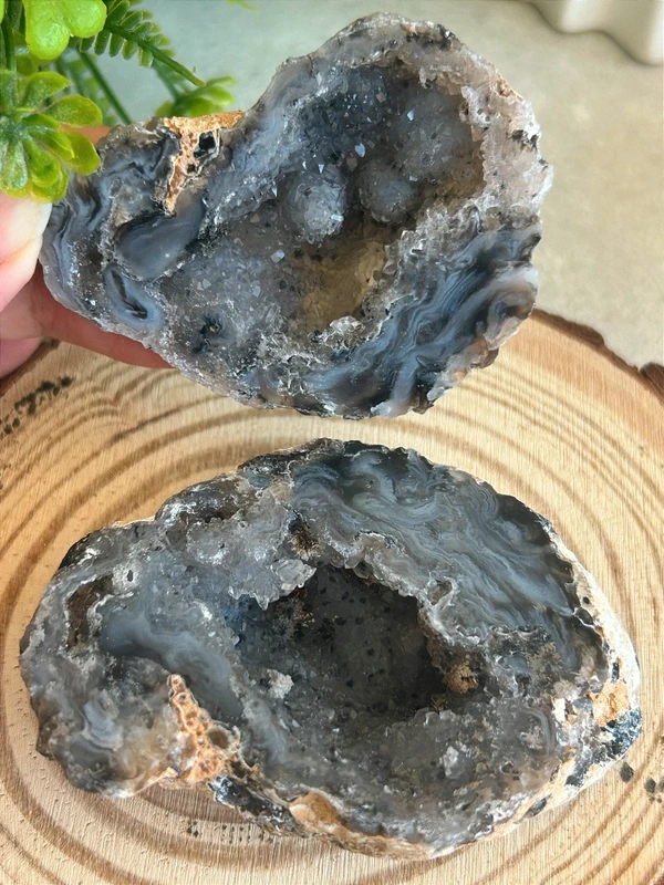 Geoda de ágata bandeada con cristales naturales