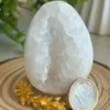 Cristal de cuarzo blanco en forma de huevo con drusa interna