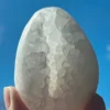 Cristal de cuarzo blanco en forma de huevo con drusa interna