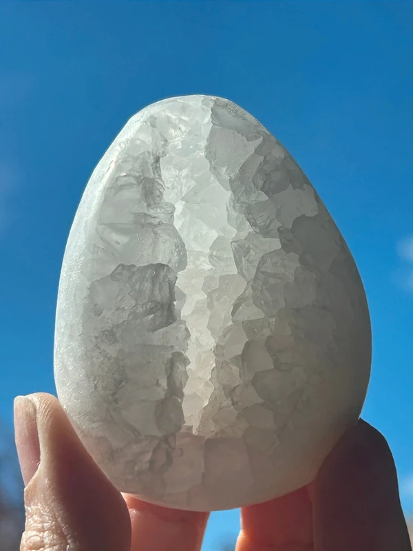Cristal de cuarzo blanco en forma de huevo con drusa interna