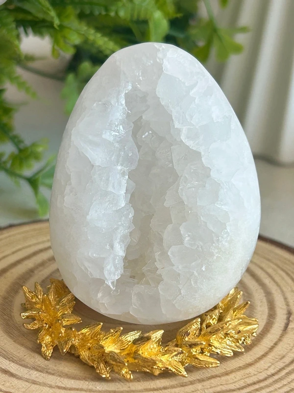 Cristal de cuarzo blanco en forma de huevo con drusa interna