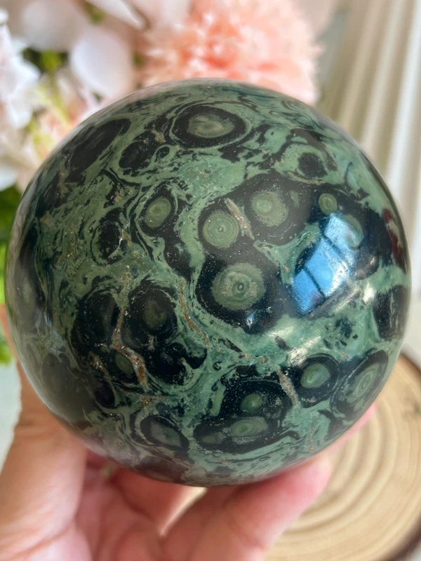 1775494615-1.webp Esfera de jaspe Kambaba