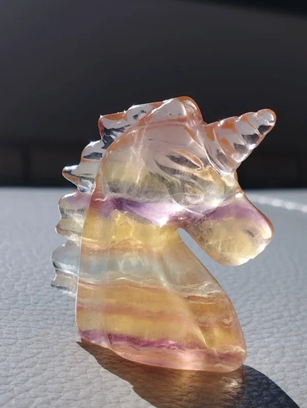 1775511154-2.webp Unicornio de fluorita multicolor
