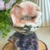 Esfera de ágata musgosa con drusas rosa