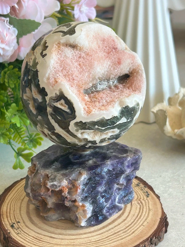 Esfera de ágata musgosa con drusas rosa