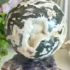 Esfera de ágata musgosa con drusas rosa
