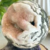 Esfera de ágata musgosa con drusas rosa