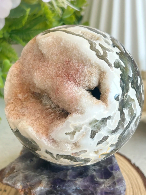 Esfera de ágata musgosa con drusas rosa