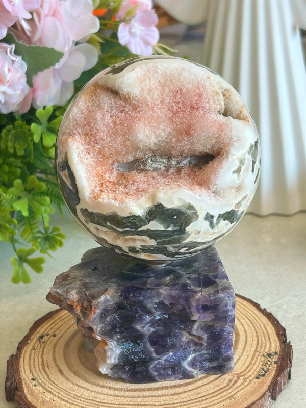 Esfera de ágata musgosa con drusas rosa