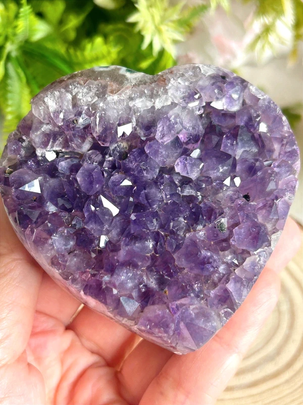 Corazón de amatista natural · drusa sobre ágata gruesa
